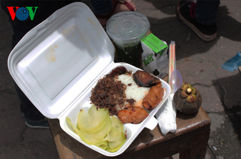 Hiểm họa từ bữa ăn trưa của sinh viên