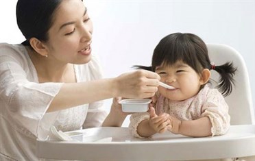 BỔ SUNG SỮA CHO BÉ ĂN DẶM CẦN LƯU Ý GÌ?
