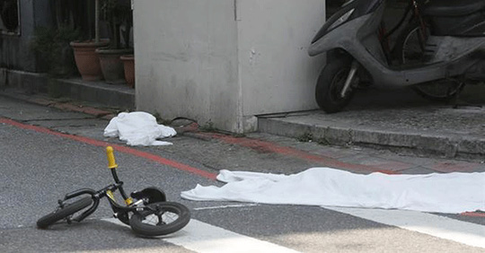 Sốc: Mẹ chứng kiến con gái 4 tuổi bị chặt đầu