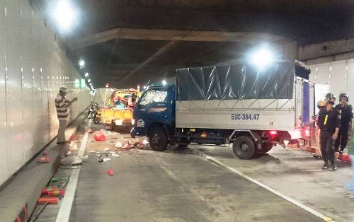 Ôtô húc văng 5 người trong hầm Thủ Thiêm