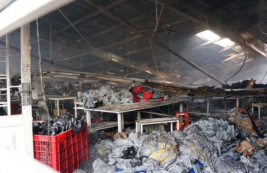 Công ty may rộng hàng ngàn mét vuông chìm trong lửa