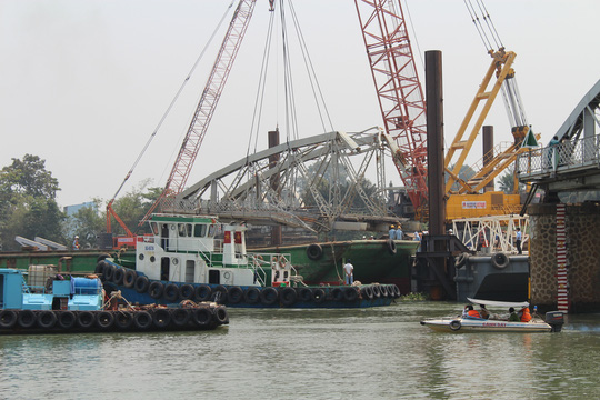 Hoàn thành “cắt ngọn” đoạn cầu Ghềnh bị sập